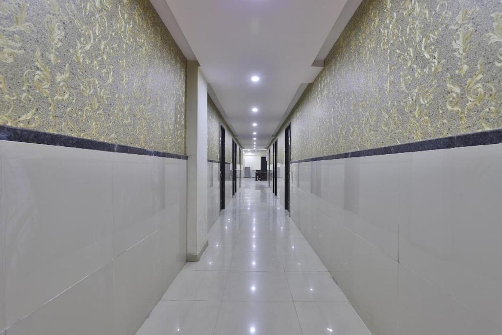 Infinity Rooms & Banquet Surate Extérieur photo