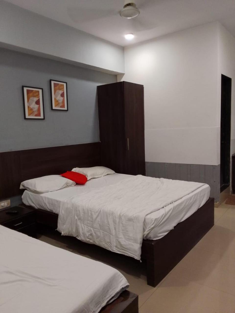 Infinity Rooms & Banquet Surate Extérieur photo
